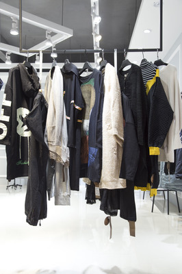 廣州品牌女裝尾貨市場分析 機遇與挑戰(zhàn)并存